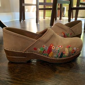 Dansko Professionally Embroidered Women Shoe Size 41 / 10 in color Oatmeal